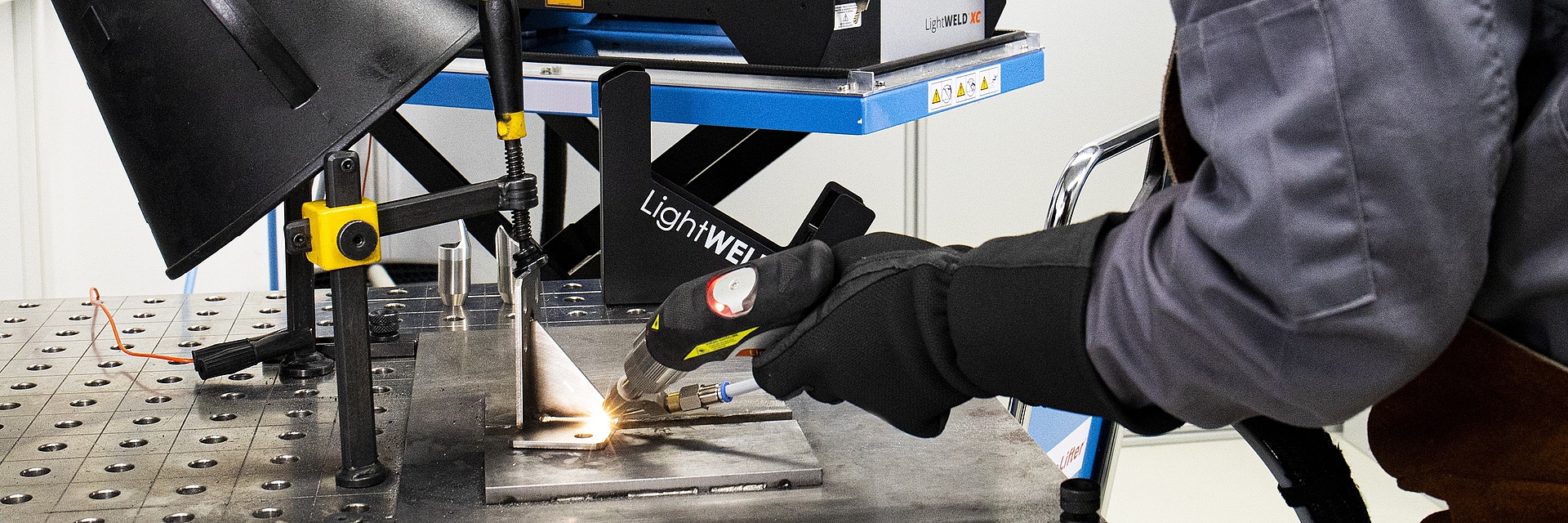 Schweißer mit handgeführtem Laserschweißgerät